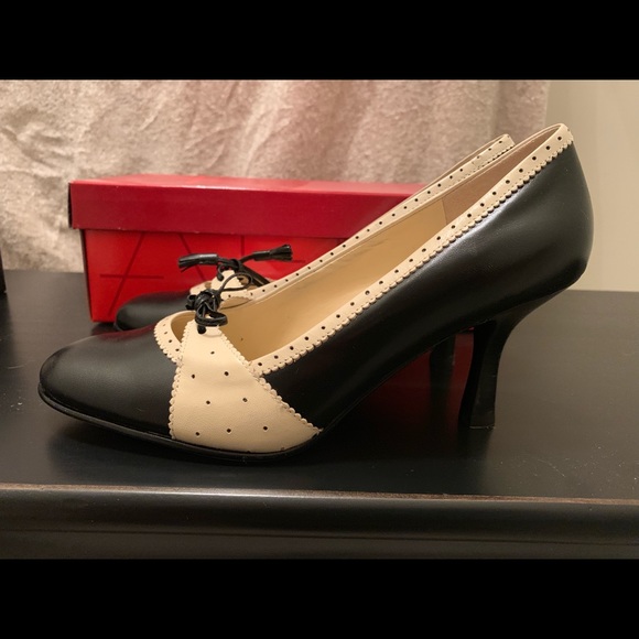 NIB Aerosoles Black Ivory Tie Spectator Pumps - Picture 3 of 4